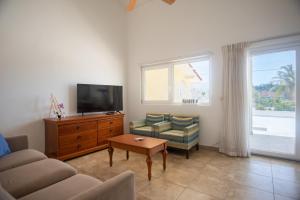 een woonkamer met een bank en een tv bij NEW ! Casa Orcuyo in Santa Cruz