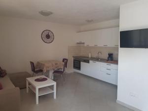 eine Küche und ein Wohnzimmer mit einem Tisch in der Unterkunft Holiday house with a parking space Milna, Brac - 20140 in Milna