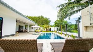 Bazén v ubytování RUSARDI Poolvilla Ao Nang - new Villa 4 Bedrooms 4 Bathrooms, 10m Pool nebo v jeho okolí