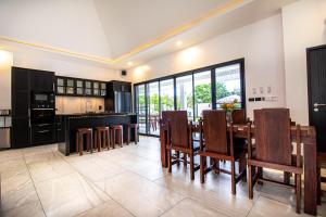 Kuchyň nebo kuchyňský kout v ubytování RUSARDI Poolvilla Ao Nang - new Villa 4 Bedrooms 4 Bathrooms, 10m Pool