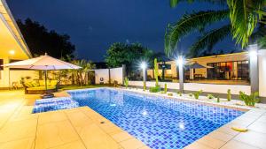 Bazén v ubytování RUSARDI Poolvilla Ao Nang - new Villa 4 Bedrooms 4 Bathrooms, 10m Pool nebo v jeho okolí