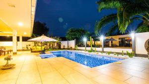 Bazén v ubytování RUSARDI Poolvilla Ao Nang - new Villa 4 Bedrooms 4 Bathrooms, 10m Pool nebo v jeho okolí