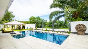 Bazén v ubytování RUSARDI Poolvilla Ao Nang - new Villa 4 Bedrooms 4 Bathrooms, 10m Pool nebo v jeho okolí