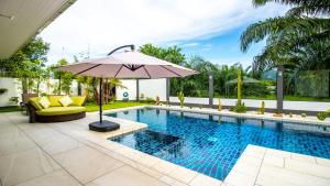 Bazén v ubytování RUSARDI Poolvilla Ao Nang - new Villa 4 Bedrooms 4 Bathrooms, 10m Pool nebo v jeho okolí
