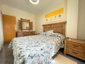 - une chambre avec un lit, une commode et un miroir dans l'établissement Spacious apartment in Los Alcazares with balcony, à Los Alcázares