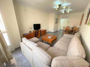 ロス・アルカサレスにあるBelvilla by OYO Holiday home in Los Alcazaresのリビングルーム(ソファ2台、テレビ付)