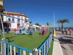 - une aire de jeux pour enfants sur la plage dans l'établissement Spacious apartment in Los Alcazares with balcony, à Los Alcázares