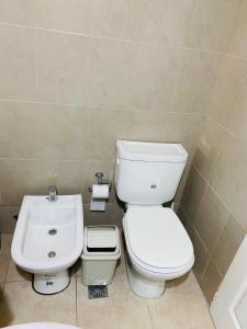 een badkamer met een toilet en een wastafel bij La alegre! Hermosa casa centrica y cerca del mar in Puerto Madryn