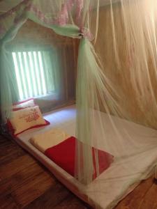 un letto a baldacchino in una stanza di Hoàng Công Bản Giốc Homestay a Cao Bằng