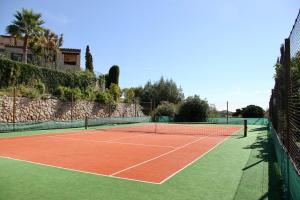 - un court de tennis avec filet dans l'établissement Le Haut des Espinets, à Saint-Paul-de-Vence