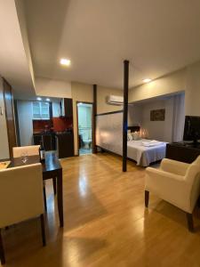 Großes Zimmer mit einem Bett und einem Wohnzimmer. in der Unterkunft Andino Apartaments Rental Capital in San Juan