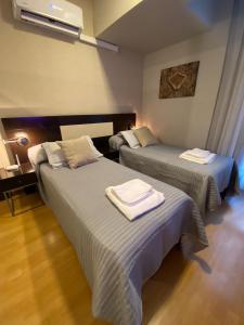 ein Zimmer mit 2 Betten und Handtüchern darauf in der Unterkunft Andino Apartaments Rental Capital in San Juan