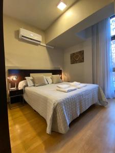 ein Schlafzimmer mit einem großen Bett und einem Fenster in der Unterkunft Andino Apartaments Rental Capital in San Juan