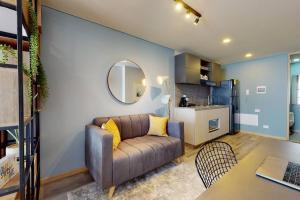 波哥大的住宿－Horizon 85 Lofts Zona T，客厅配有沙发和桌子
