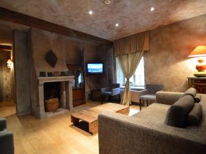uma sala de estar com um sofá e uma lareira em Magnificent Manor in Vresse-Sur-Semois with Sauna em Vresse-sur-Semois