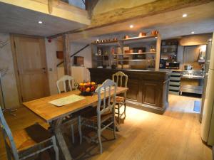 uma grande cozinha com uma mesa de madeira e cadeiras em Magnificent Manor in Vresse-Sur-Semois with Sauna em Vresse-sur-Semois
