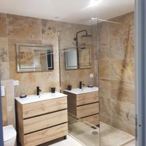a bathroom with two sinks and a shower at Chambre d hôtes d Aurélie refaite à neuf in Roquemaure