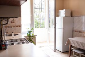 cocina con nevera blanca y fregadero en Апартаменти на Сихові, Драгана 1й en Leópolis