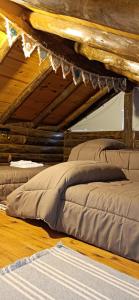 - un lit installé à l'étage dans l'établissement Sommerwind Cabañas, à La Estancia