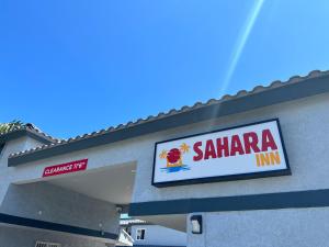 un letrero de la posada Santa Cruz en el lado de un edificio en Sahara Inn - Los Angeles en Los Ángeles
