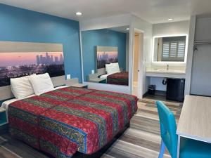 una camera d'albergo con letto e bagno di Sahara Inn - Los Angeles a Los Angeles