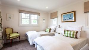 Postel nebo postele na pokoji v ubytování Somerleyton Cottage