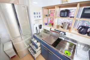 うるま市にあるguesthouse みつばのキッチン(シンク、冷蔵庫付)