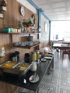 kuchnia z bufetem z jedzeniem na stole w obiekcie Pousada Ponta de Areia w mieście Itaparica