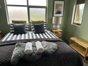 Rúm í herbergi á Sow and Piglets Guesthouse