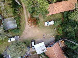 una vista aérea de los coches estacionados en un patio en Chalés Fora de Estrada, en Campos do Jordão