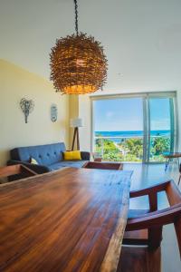 un soggiorno con tavolo da pranzo e vista sull'oceano di New Beachfront Luxury Apartments a Cancún
