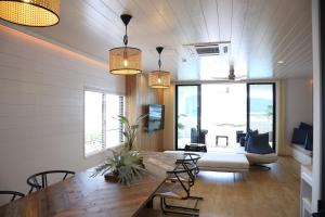 ein Wohnzimmer mit einem Tisch und einem Sofa in der Unterkunft Villacation the Loose in Minamiawaji