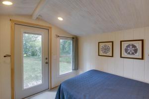 Ένα ή περισσότερα κρεβάτια σε δωμάτιο στο Cozy Fremont Cottage on Lake Poygan and Fishing Dock