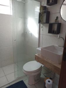 y baño con ducha, aseo y lavamanos. en EnjoyMaranhão Santo Amaro, en Santo Amaro