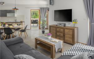 sala de estar con sofá, TV y mesa en Lovely Home In Bale With Kitchen, en Bale