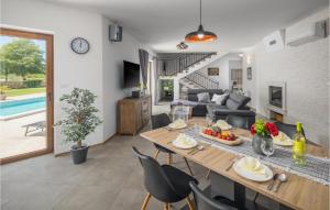 comedor y sala de estar con mesa y sillas en Lovely Home In Bale With Kitchen, en Bale