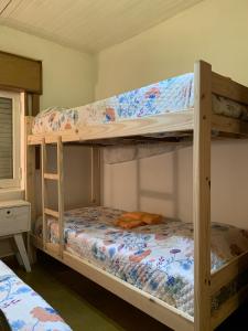 1 dormitorio con 2 literas en una habitación en Hostel Casa Doble V El Precio es por Persona en Ramallo