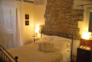 Postel nebo postele na pokoji v ubytování Casa tipica siciliana patronale home BedandBreakfast TreMetriSoprailCielo Camere con vista, colazione interna in terrazzo panoramico