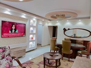 sala de estar con TV en la pared en شقة مفروشة بالقاهرة مدينة المستقبل en Madīnat ash Shurūq