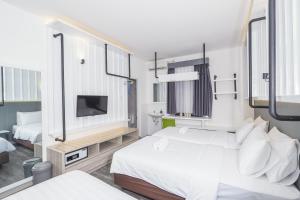- une chambre avec 2 lits et une télévision dans l'établissement Istanaku, à Manado
