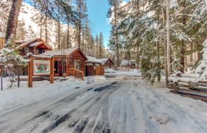 une cabine dans les bois dans la neige dans l'établissement Metolius Cabin 2, à Camp Sherman