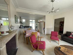 een keuken en een woonkamer met een tafel en stoelen bij Maison Cabourg, 6 pièces, 10 personnes - FR-1-794-86 in Cabourg