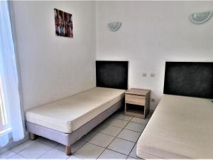 um quarto com duas camas e uma mesa em Appartement Cerbère, 2 pièces, 4 personnes - FR-1-309-405 em Cerbère