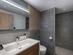 Ванная комната в Appartement familial moderne proche pistes, 6 adultes & 4 enfants, Courchevel Village - FR-1-562-76 +5 фотографий