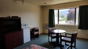 TV a/nebo společenská místnost v ubytování Safari Inn Motel