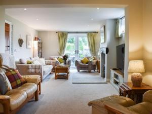 sala de estar con sofás y TV en Hoopers End en Sedgwick