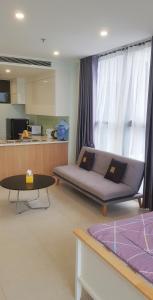 Гостиная зона в Beachfront Scenia Bay apartment Nha Trang