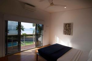 une chambre avec un lit et une vue sur l'océan dans l'établissement Bella's Beach House - Family Home - South Mission Beach, à South Mission Beach 32 autres photos