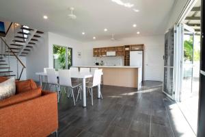 une cuisine et une salle à manger avec une table et des chaises dans l'établissement Bella's Beach House - Family Home - South Mission Beach, à South Mission Beach