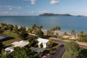 - une vue aérienne sur une maison et l'océan dans l'établissement Bella's Beach House - Family Home - South Mission Beach, à South Mission Beach